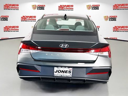 Certified 2025 Hyundai Elantra SE FWD image 14