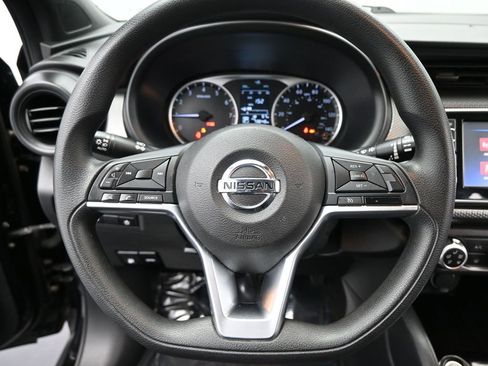 Used 2020 Nissan Kicks S image 21