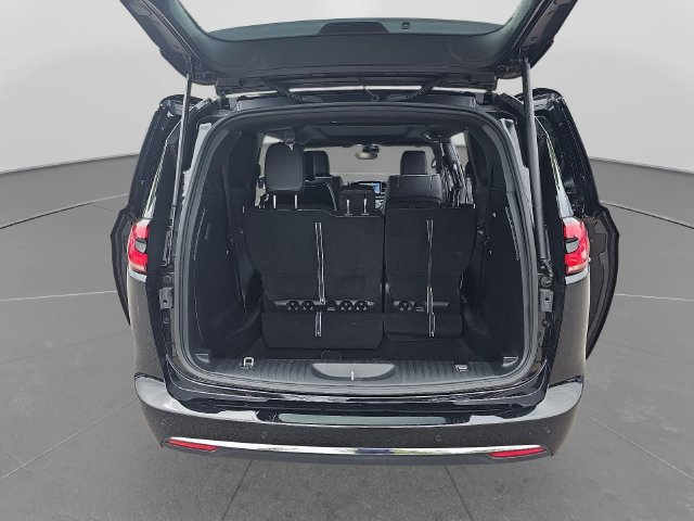 Used 2026 Chrysler Pacifica Limited FWD image 29