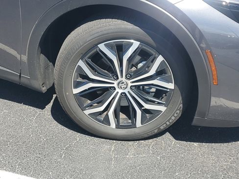 Used 2024 Toyota Crown XLE AWD/4WD image 4