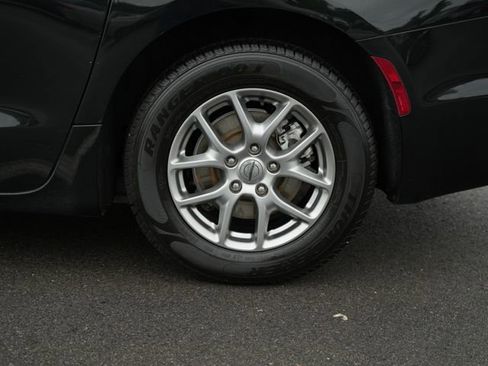 Used 2021 Chrysler Pacifica Touring FWD image 41