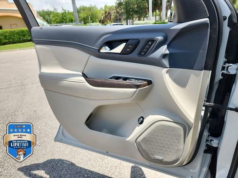 Certified 2021 GMC Acadia Denali w/ Denali Technology Package FWD image 21