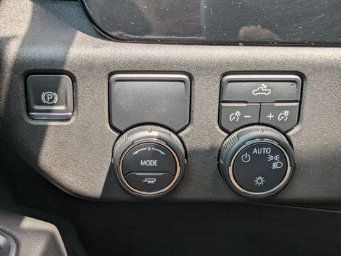 Used 2025 Chevrolet Silverado 1500 LT RWD image 20