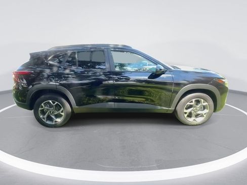 Used 2025 Chevrolet Trax LT w/ LT Convenience Package FWD image 9