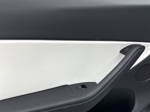 Used 2022 Tesla Model Y Long Range image 31