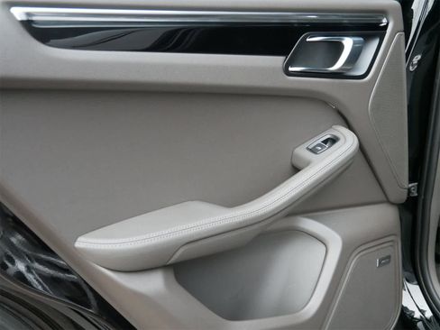 Used 2025 Porsche Macan image 12