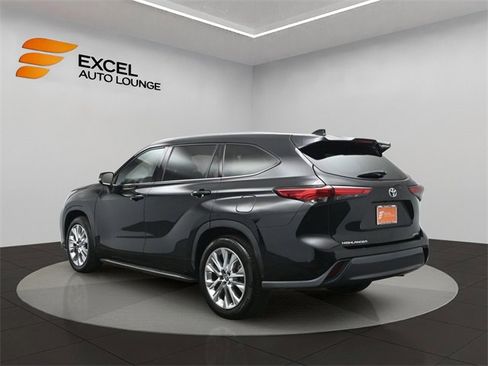Used 2022 Toyota Highlander Limited image 3