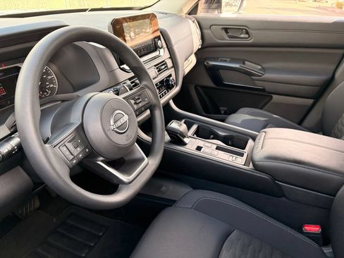 Used 2025 Nissan Pathfinder S FWD image 17
