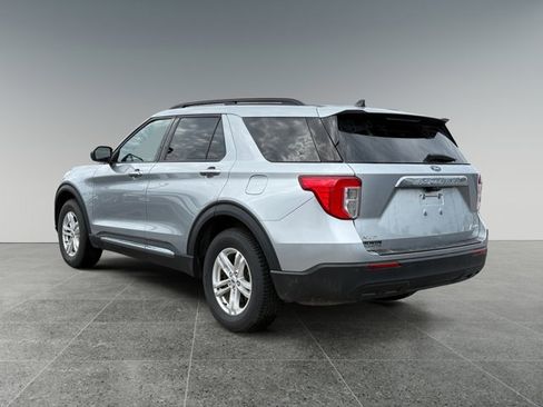 Used 2023 Ford Explorer XLT image 3