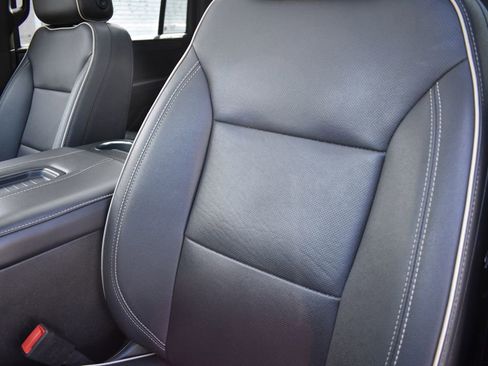 Used 2024 GMC Yukon XL SLT w/ SLT Premium Package image 9