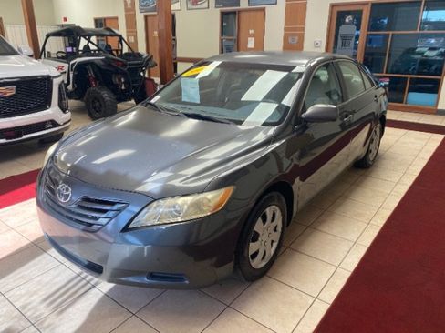 Used 2009 Toyota Camry LE FWD image 1