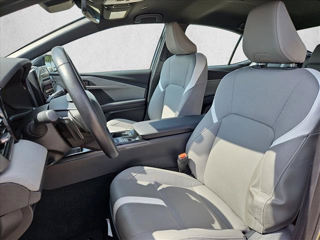 Used 2025 Toyota Camry SE w/ Convenience Package FWD image 4