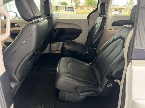 Used 2024 Chrysler Pacifica Touring-L image 18