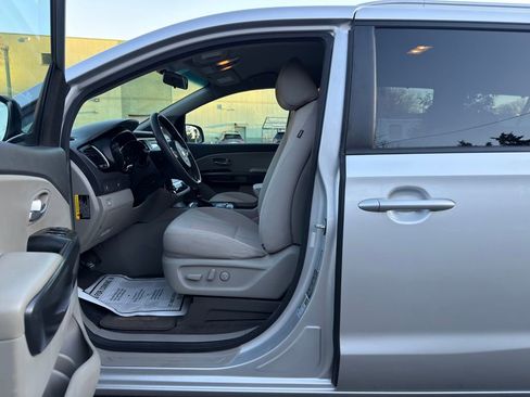 Used 2016 Kia Sedona LX w/ LX Convenience Package image 11