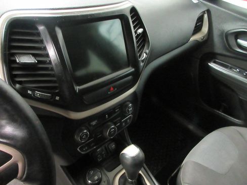 Used 2016 Jeep Cherokee Latitude w/ Cold Weather Group image 19