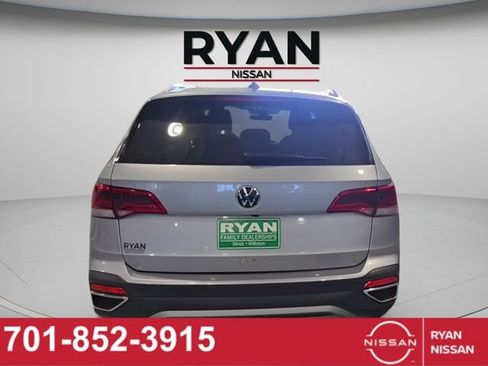 Used 2024 Volkswagen Taos SE image 4