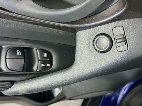 Used 2020 Nissan Rogue S FWD image 23