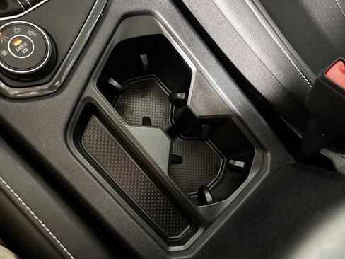 Used 2022 Volkswagen Tiguan SE image 15