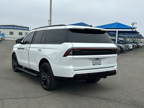 Used 2025 Lincoln Navigator Reserve w/ Jet Appearance Package image 5