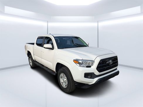 Used 2017 Toyota Tacoma SR image 1
