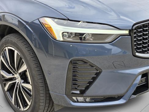 Used 2025 Volvo XC60 B5 Plus image 13