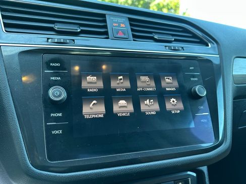 Used 2018 Volkswagen Tiguan SE AWD/4WD image 14
