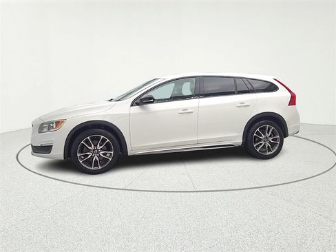 Used 2016 Volvo V60 T5 Cross Country image 4
