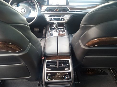 Used 2022 BMW 750i xDrive w/ Autobahn Package image 12