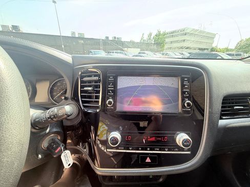 Used 2020 Mitsubishi Outlander ES FWD image 15