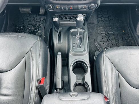 Used 2018 Jeep Wrangler Unlimited Rubicon w/ Cold Weather Group image 16