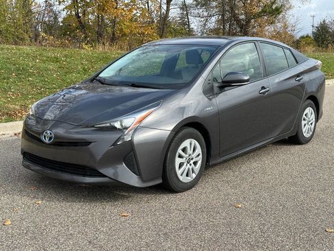 Used 2016 Toyota Prius Two image 1