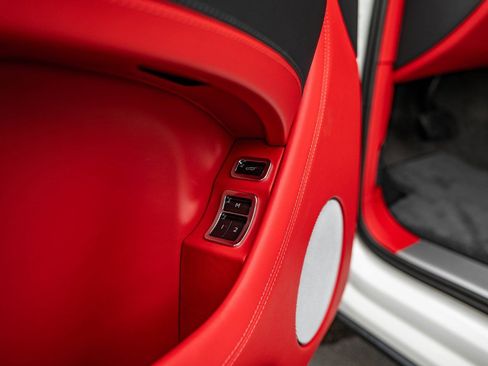 Used 2025 Bentley Bentayga image 15