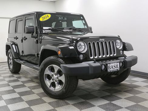 Used 2016 Jeep Wrangler Unlimited Sahara w/ Dual Top Group AWD/4WD image 2