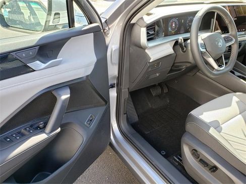 New 2025 Volkswagen Tiguan SE image 6