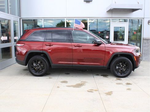 Used 2026 Jeep Grand Cherokee Altitude AWD/4WD image 4
