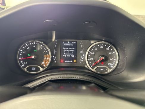 Used 2020 Jeep Renegade Altitude FWD image 13