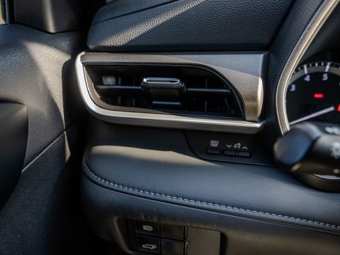 Used 2020 Toyota Highlander XLE FWD image 18