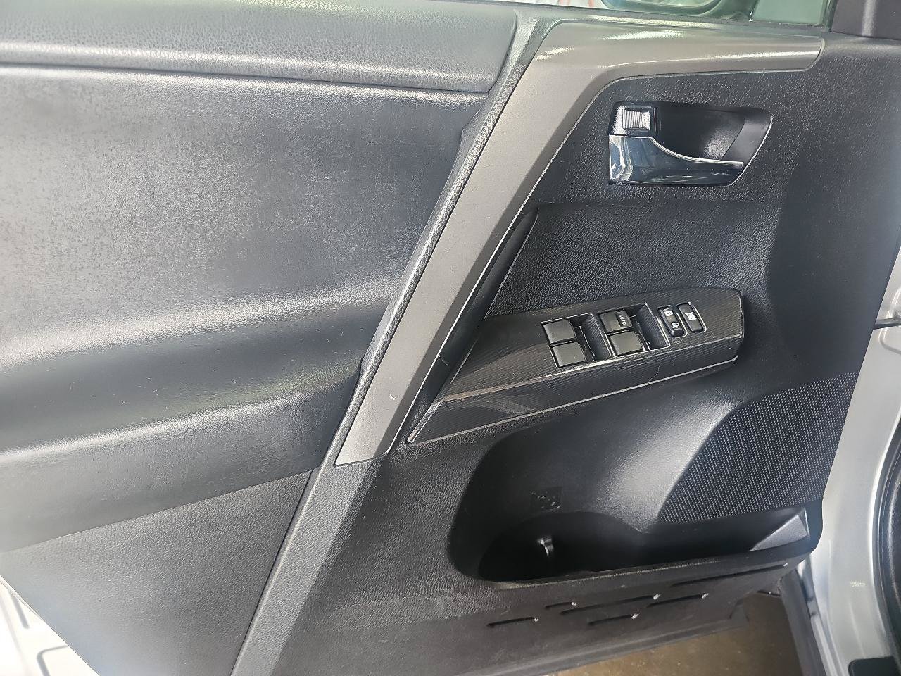 Used 2017 Toyota RAV4 SE AWD/4WD image 17