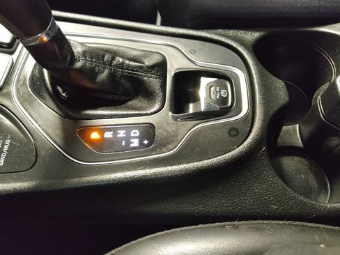 Used 2019 Jeep Cherokee Latitude Plus w/ Comfort/Convenience Group image 26