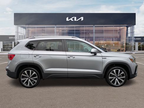 Used 2023 Volkswagen Taos SE w/ Panoramic Sunroof Package FWD image 3