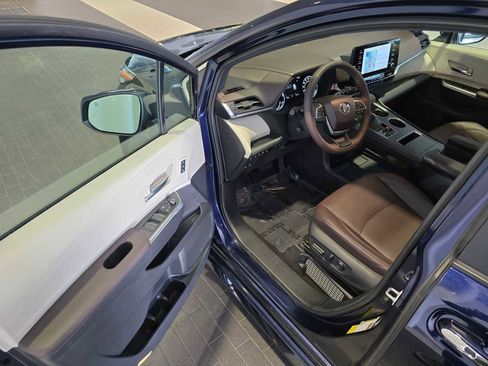 Used 2023 Toyota Sienna Platinum image 22