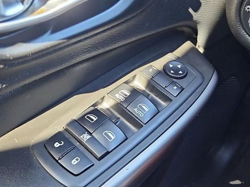 Used 2019 Jeep Cherokee Limited image 18