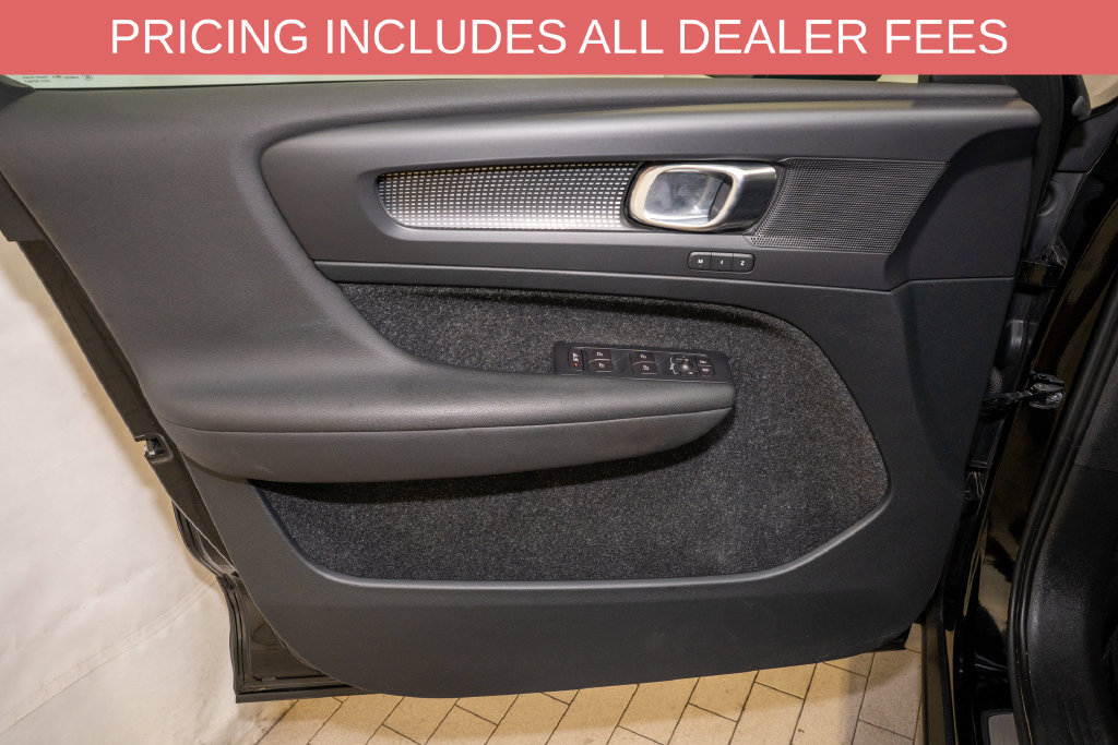 Used 2019 Volvo XC40 T4 R-Design FWD image 12