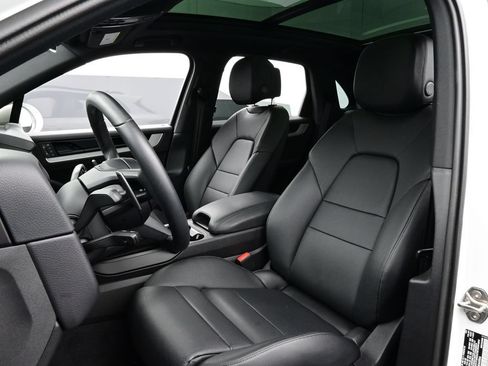 Certified 2025 Porsche Cayenne AWD/4WD image 5