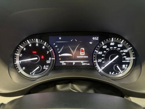 Used 2021 Toyota Highlander XLE AWD/4WD image 32