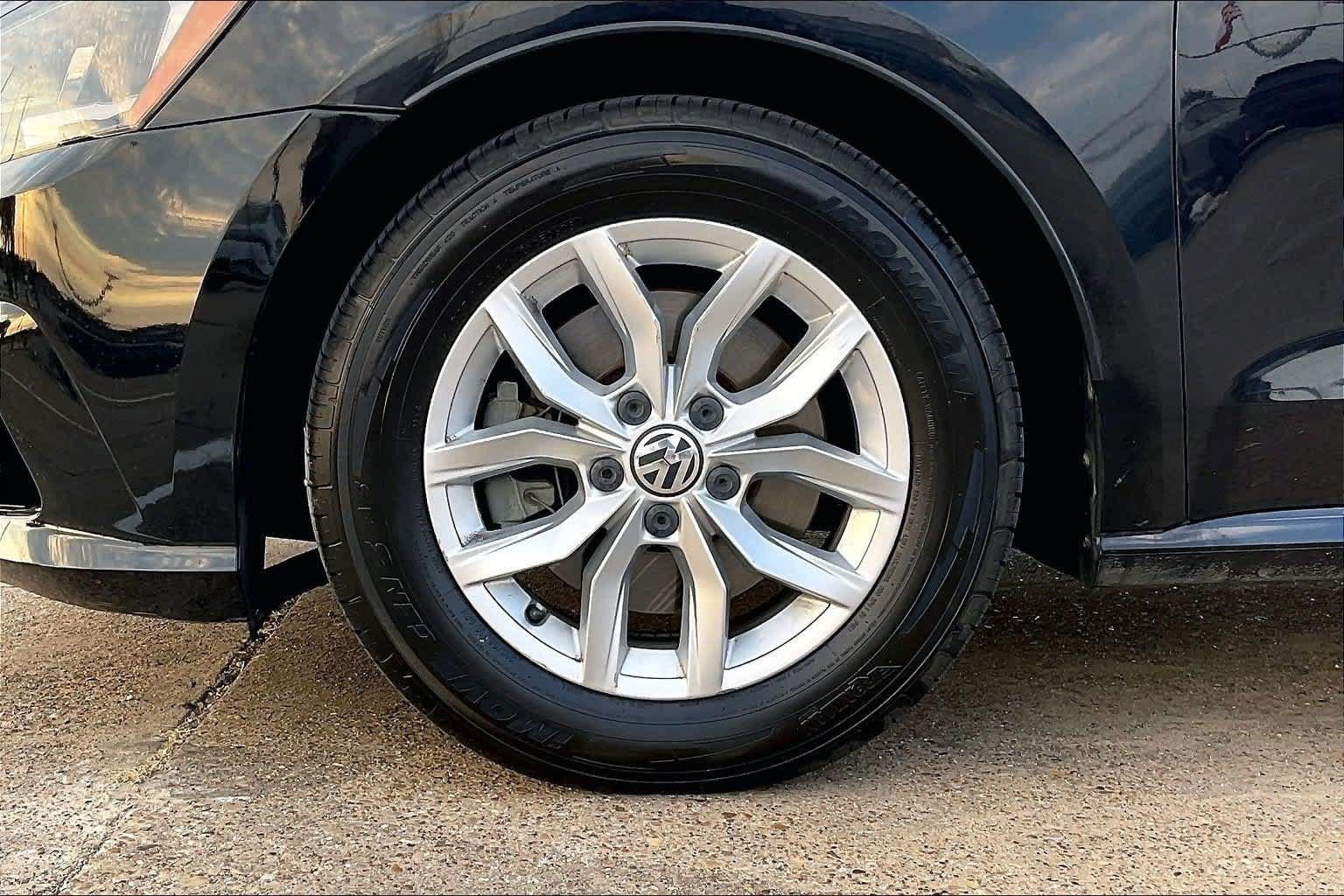 Used 2018 Volkswagen Passat 2.0T S w/ Driver Assistance Package FWD image 8