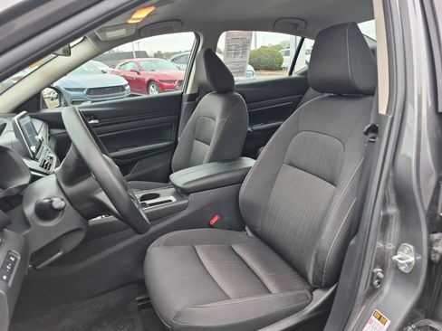 Used 2025 Nissan Altima 2.5 SV image 11