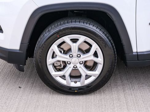 Used 2024 Jeep Compass Latitude AWD/4WD image 10