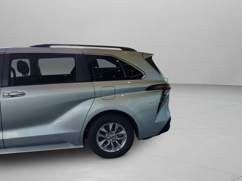 Used 2023 Toyota Sienna XLE image 28