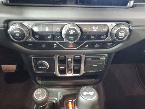 Used 2025 Jeep Wrangler Sahara image 21